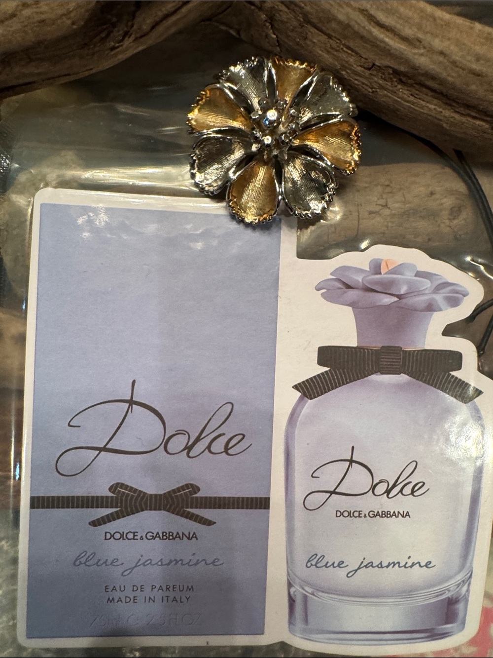 Brooch in gold and silver tone with a Dolce & Gabbana Blue Jasmine car freshener